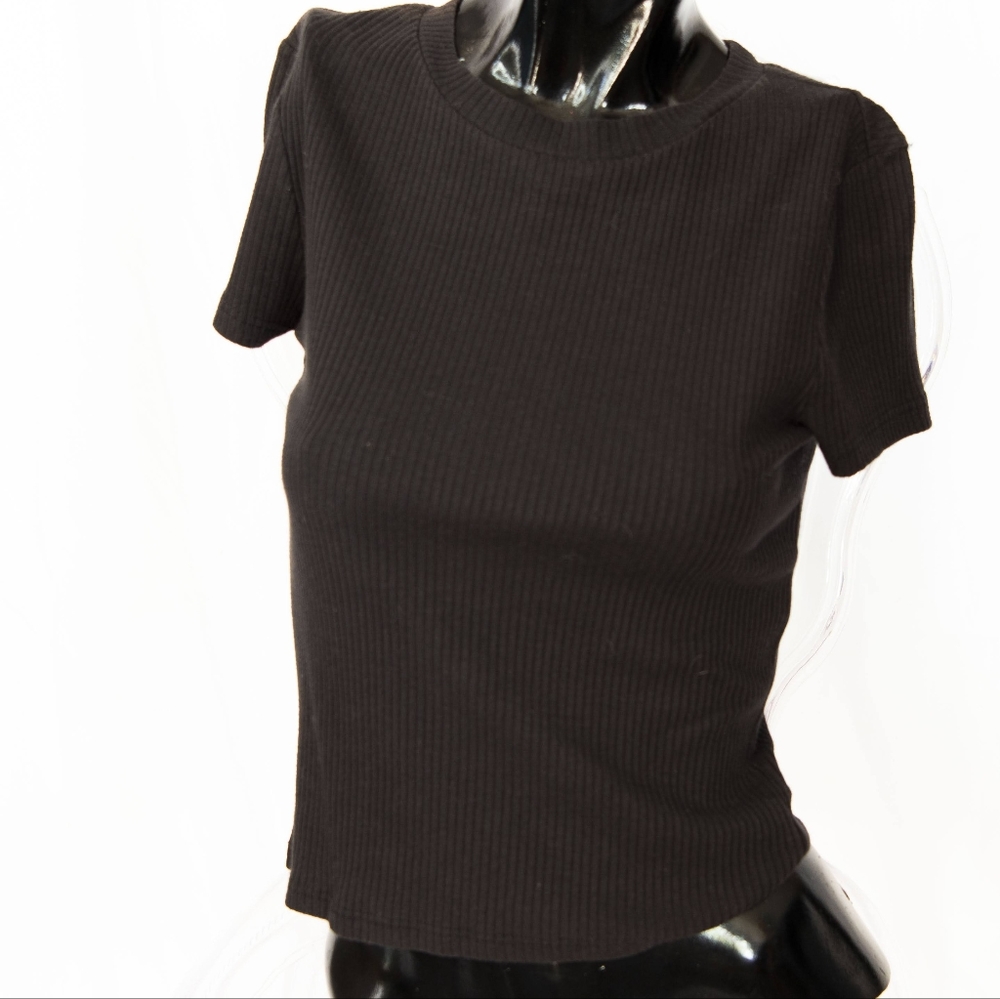 Black ribbed crop top tee